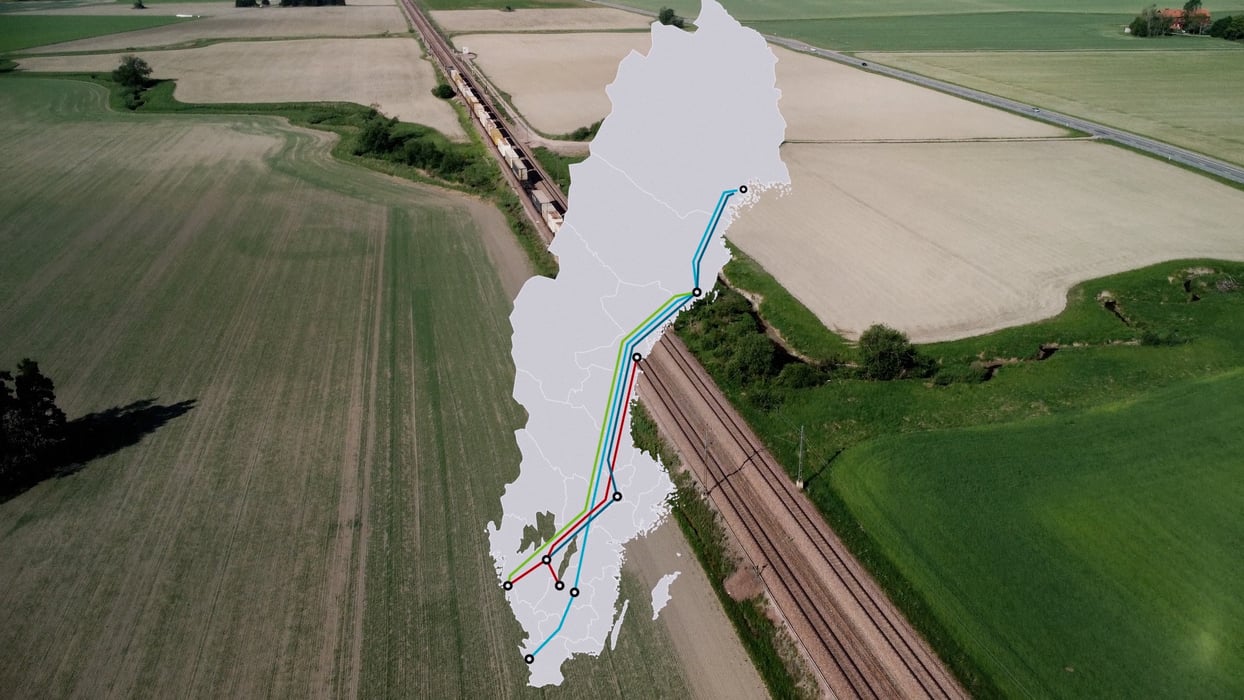Landskapsfoto med kartbild av Sverige på. Kartbilden avbildar de transportvägar Sandahls har med tåg och lastbil. 